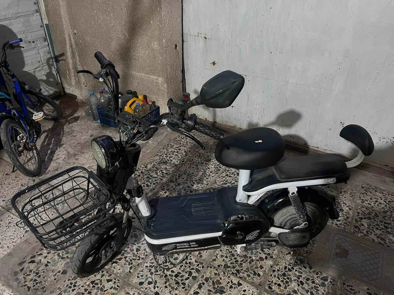 دراجة شحن للبيع 
1️⃣اربع بطاريات 
2️⃣شاشة 
3️⃣اربع سرع 
4️⃣مثبت سرعة cross speed
5️⃣اقصى سرعة 60
6️⃣يجي وياها شاحنة اصلية مالتها
السعر 150 الف
للتواصل واتساب ***********
