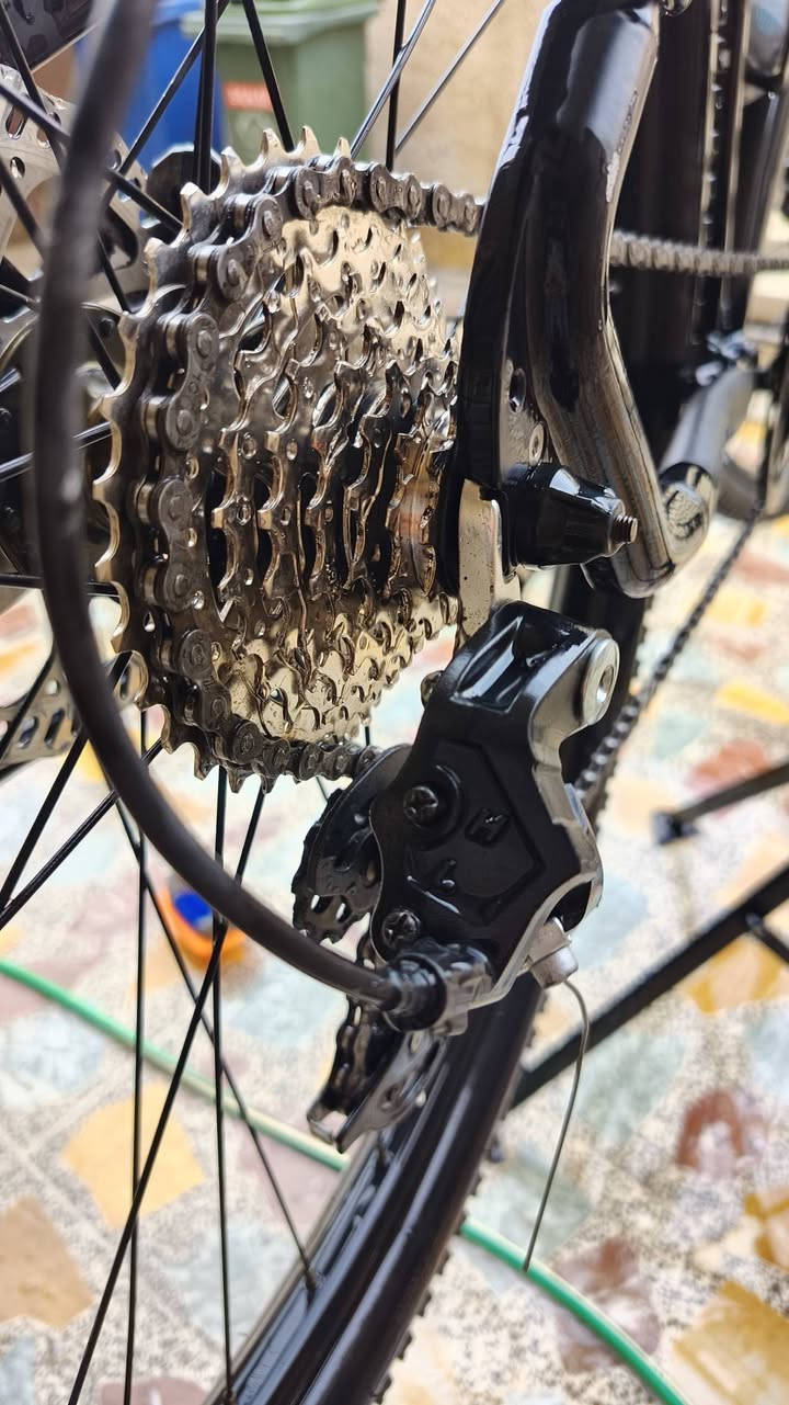 السلام عليكم
اخوان بايسكل يونيفيكا امريكي اصلي تعال و اتأكد منه بنفسك البايسكل ضايفله كشن و جاملغ مال طين امامي و خلفي و بريكات هايدروليك شيمانو اصلي و قاعدة مال مطارة و مبدل المكينة مالته البايسكل دبلات شغاله ممتازة و بريكات همين شغالة و قبل اسبوعين شديت البريكات هذني و الكشن مريح جداً البايسكل محافظ عليه كلش و نظافته اخو الجديد حجم الويل 29 يجي ب 8 نمر خلفيه و نمرة وحدة اماميه البايسكل طالع بيه للكاظم و للمتنبي و للزوراء و جدا مريح و حلو بالسياقة الغراض اللي اشدهن عليه كلهن اصليات مابيه اي شي صيني او نوعيه رديئة كله اصلي و مثل ما واضح بالصور لونه اسود و شكله كلش حلو صارله يمي سنة بالضبط
السعر 350الف و بيه مجال بسيط جداً
للأستفسار متوفر على الواتساب فقط ***********
و شكراً
