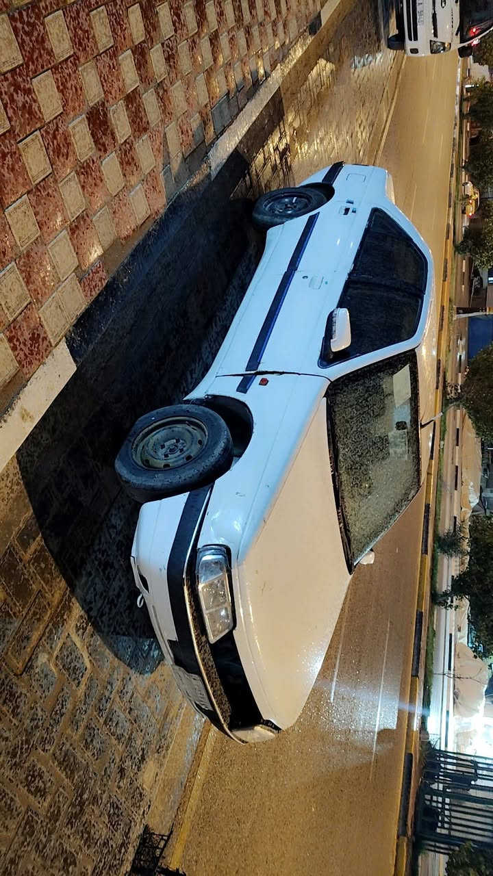 سلام عليكم بيجو 405سياره تبريد حداديه كهربايات كله شغاله سياره بيه كاسكيت وتغم تاير صاله شهرين شاده
منضومت زنون بيه وراعيه موجود سعر 20ويه مجال 
‏‪0771 645 9523‬‏
