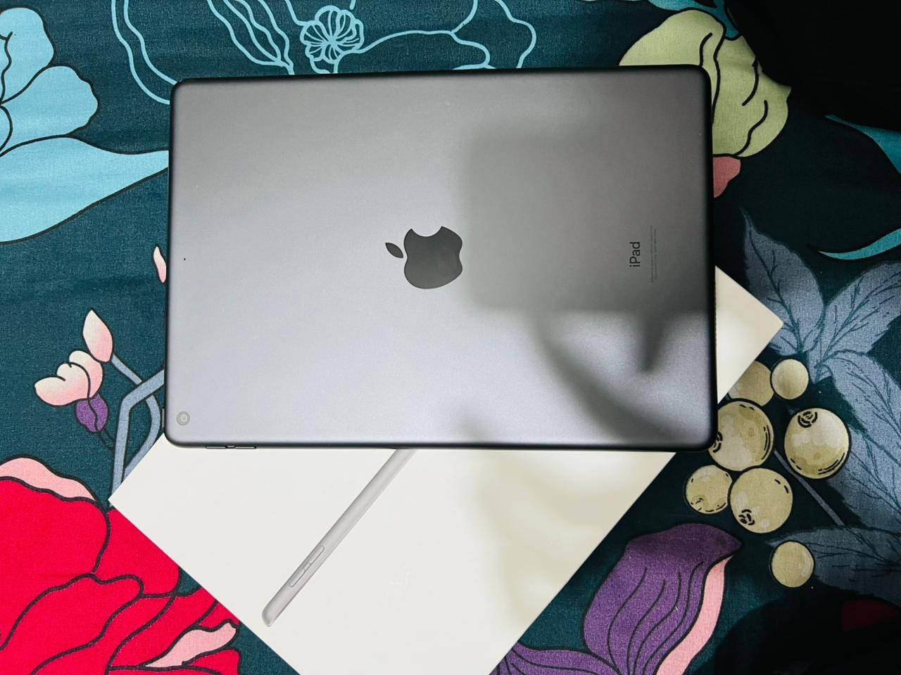 السلام عليكم 
Ipad (9th Generation) 
ايباد ابل 9 الذاكرة 64 GB 
النظافة 99% 
ملحقاتة كاملة (كارتونة + شاحنة + حافظة) الاصليات 
الايباد جداً نظيف مستخدم للدراسة فقط 
(290) الف 
عنواني (بغداد / مدينة الصدر) 
***********
