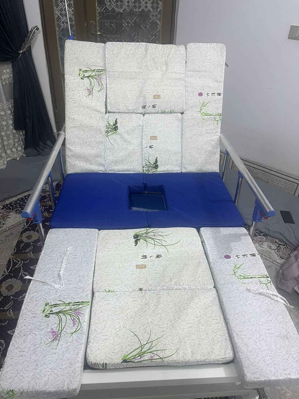 السلام عليكم 
‎سرير طبي متكامل ٧ حركات يشمل : 
‎✅ فراش طبي 
‎✅ رفع الضهر 
‎✅ رفع او تنزيل الارجل 
‎✅ تقليب المريض يمين او يسار 
‎✅ ستاند مغذي 
‎✅ طبلة طعام خشبية 
‎✅ حواجز جانبية لمنع السقوط 
‎✅ سطل قضاء الحاجة ‎
زائد فراش تقرحات طبي 
من فوائده انه يقي المريض من قرحة الفراش ✅
يعمل لفسح المجال الأوكسجين بالمرور تحت جسم المريض✅
يمنع وبصوره نهائية البكتريا من التمكن من جسم المريض✅
  السعر ٤٥٠الف 
‏***********
