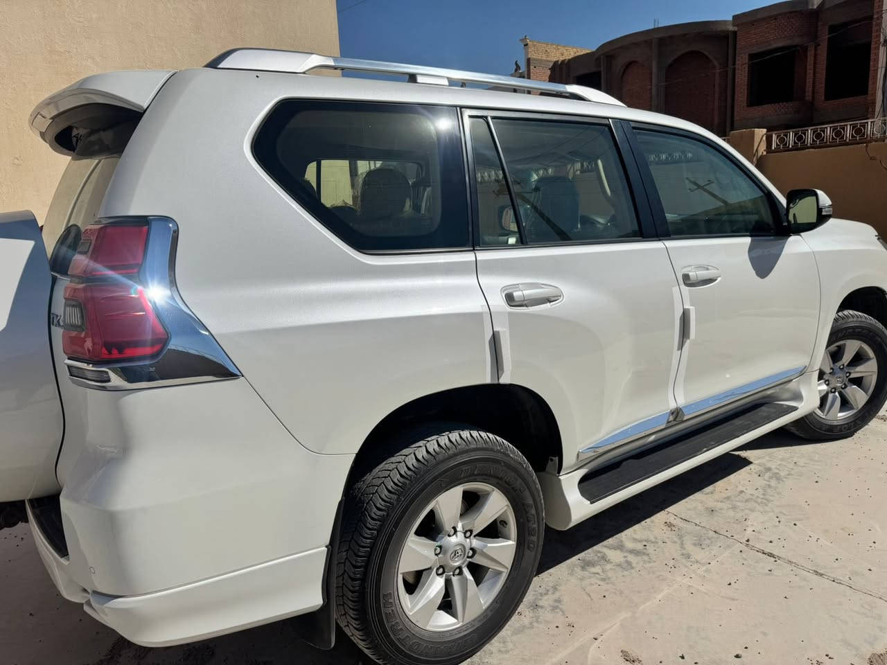 السلام عليكم ورحمة الله للبيع تيوتا برادو خليجي موديل 2019 مواصفات TXS ماشيه 90 الف تخم تاير دلوب مكفوله كفاله عامه لا بارد ولا صبغ رقم بغداد الجديد كشنات كهرباء كشنات جلد مري شفط بصمات ثنين وياها محرك 6 سلندر 7 راكب 3 قطع تبريد ثلاجه ماممدود عليها سبانه من الشركه ساز باب اول زراك لايت حساسات كامره اصليه لايت زينون عالي وناصي سعرها 393 وبيها مجال للشراي سياره مال جنيه مكانها بالرمادي الشراي يتصل 
***********
