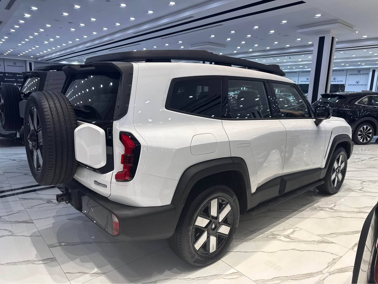 إليك مواصفات سيارة شانجان ديبال G318 (Changan Deepal G318) بشكل مفصل — هي SUV هجينة بمدى ممتد (EREV) بتصميم قوي وتجهيزات متقدمة:  ￼

🚙 المحرك ونظام الدفع
 • نوع السيارة: SUV كهربائية بمدى ممتد (EREV) — نظام هجين كهربائي مع محرك بنزين كمولد.  ￼
 • المحرك البنزين: 1.5 تر توربو (للمدى الممتد).  ￼
 • المحرك الكهربائي: نظام مزدوج (أمامي + خلفي) بقوة إجمالية 423 حصان تقريبًا (≈424 حصان).  ￼
 • العزم: حوالي 572 نيوتن·م.  ￼
 • ناقل الحركة: E-CVT (سرعة واحدة إلكترونية).  ￼
 • الدفع: دفع رباعي (4WD).  ￼
 • تسارع 0-100 كم/س: حوالي 5.9 ثانية في النسخ القوية.  ￼
 • السرعة القصوى: حوالي 185 كم/س.  ￼

🔋 البطارية والمدى
 • بطارية: حوالي 35.07 كВт·س (بطارية LFP).  ￼
 • شحن سريع: دعم لشحن 30 – 80 % في وقت قصير (مثلاً ~15-30 دقيقة حسب المصدر).  ￼
 • مدى كهربائي كامل: قد يصل إلى حوالي 140-190 كم (حسب نمط القيادة والسوق).  ￼

📏 الأبعاد
 • الطول: ~5125 مم.  ￼
 • العرض: ~2025 مم.  ￼
 • الارتفاع: ~1950 مم.  ￼
 • قاعدة العجلات: ~2880 مم.  ￼
 • خلاء الأرض (Ground Clearance): ~210 مم.  ￼
 • حجم الصندوق: حوالي 818 لتر.  ￼

🛋 التجهيزات الداخلية
 • شاشة وسطية كبيرة 14.6 إنش (دوارة).  ￼
 • نظام صوتي 16 سماعة.  ￼
 • مقاعد أمامية قابلة للتبريد مع مساج.  ￼
 • شاحن لاسلكي 50 W.  ￼
 • كاميرات 540° لإظهار محيط السيارة.  ￼
 • مفتاح ذكي، بلوتوث، ، نظام ترفيه متصل (4G, Wi-Fi).  ￼
 • أنظمة مساعدة ذكية: حساسات وقوف، مستشعرات ضوء ومطر.  ￼

🛡 السلامة وأنظمة القيادة
 • وسائد هوائية للسائق والركاب + جانبية .  ￼
 • نظام تثبيت السرعة التكيفي (Adaptive Cruise Control – ACC).  ￼
 • نظام تثبيت على الطريق، مراقبة النقطة العمياء، التنبيه عند مغادرة الحارة.  ￼
 • أنظمة ABS, EBD, ESP, HAC, HDC, TSC.  ￼

💡 الخلاصة

شانجان ديبال G318 هي SUV هجينة كهربائية بمدى ممتد (EREV) قوية الأداء، مناسبة للطرق العادية والوعرة، مع تجهيزات داخلية وتجهيزات ذكية كبيرة وتكنولوجيا حديثة في هذه الفئة السعرية.   
للاستفسار اكثر زياره موقعنا الكائن 
بغداد /سريع الدوره /محاور محطه وقود شواطئ دجله 

***********
*********** بغداد, العراق
