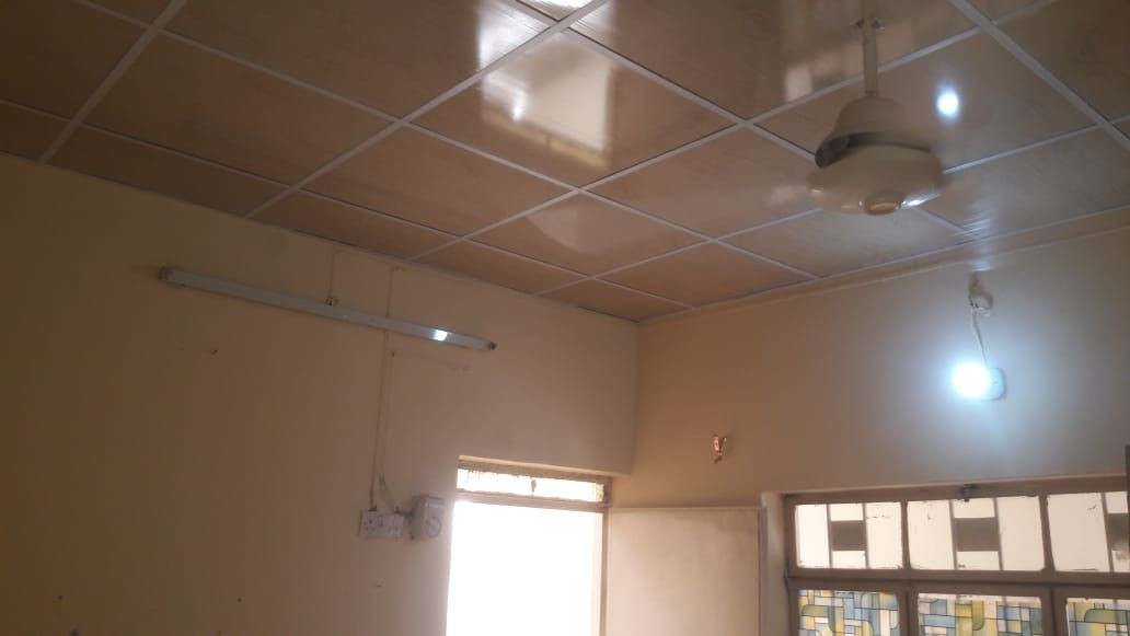 دار شرقي صغير ٧٠متر  , للايجار  في حي الجزائر قريب من شارع التل فرع الوكيل شلال  يحتوي على غرفتين وحوش (مسقف بلاستك)ومطبخ وحمام. وفي السطح مرافق صحية ومخزن  .الارضي والسطح مبلط كاشي .
للتواصل 
***********
