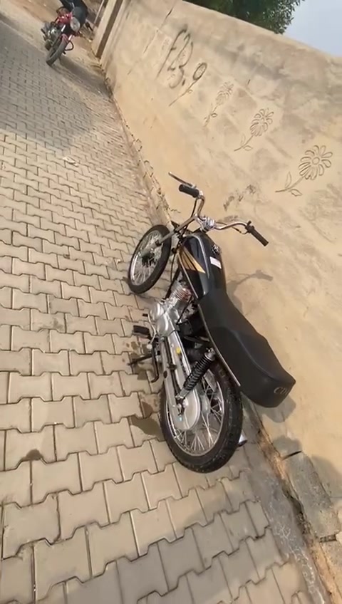 سلام عليكم دراجه للبيع اوراق اصولي شاصي 21نامه   تعمير 26المكان واسط قضاء الحي***********
