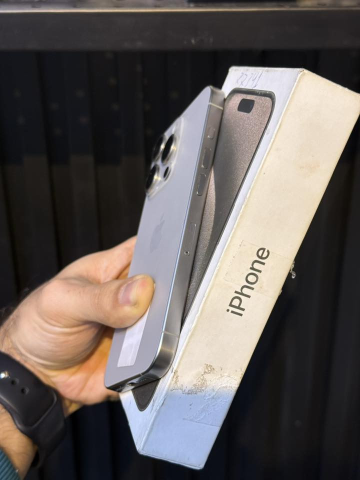 السلام عليكم
ايفون 15 برو فقط 
15 برو فقط 
ذاكره 128 
جهاز مكفول 
بطاريه87 بلاد 
كامل ملحقات الجهاز 
وتر بروف 
نظيف مابي شخوط 
ما مبدل اي قطعه 
لون التيتانيوم 
سعره 825 الف وبي مجال 
مكاني بغداد شهداء السيدية 
***********
