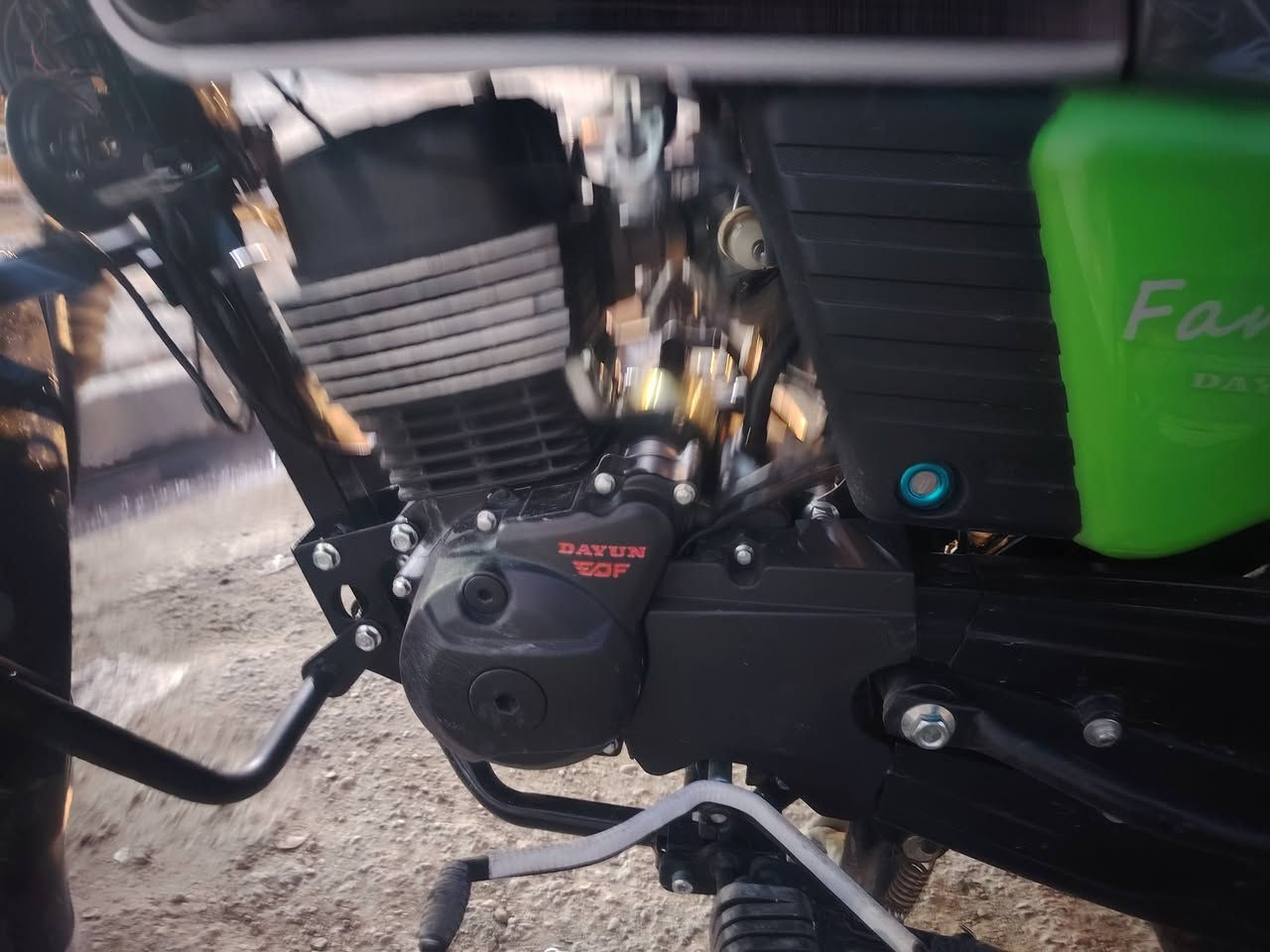 للبيع الدراجه رقم أربيل بعدها زيرو يعني ماشيه ٦٠٠ مترا بس بيها مازرده مل سيزر السعر 2550اوبيها مجال رقمي *********** عنوان الشعب او الطالبيه
