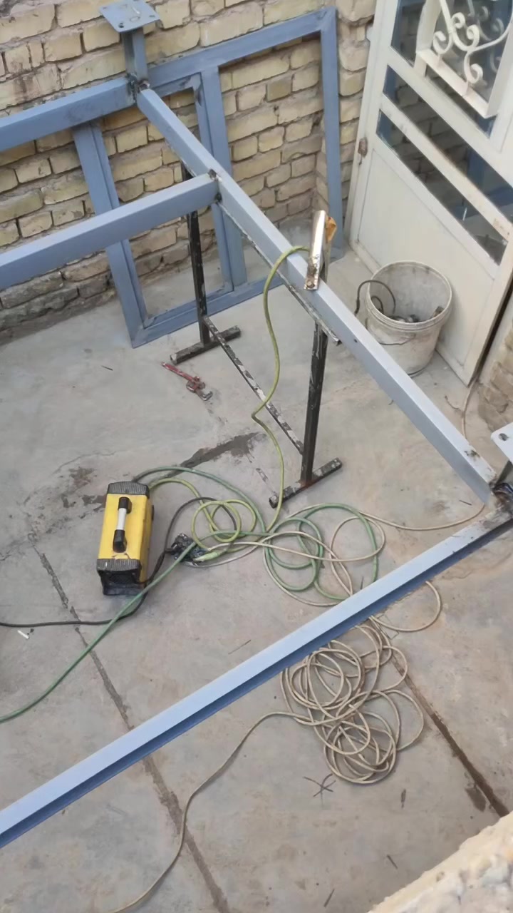 حداد متجول بغداد حي الجهاد والمناطق المجاورة تصليح جميع الابواب والشبابيك القديمة وتفصيل جميع الابواب والشبابيك الجديدة قمريات كيربي وغرف سندويش بنل وعمل قواطع بلايود خشب وقواطع بلاستك مزجج شفاف ابيض عمل ميز مبردة وقفص مكيف متوفر وات ساب وماسنجر ابو ياسر الحداد ***********5
