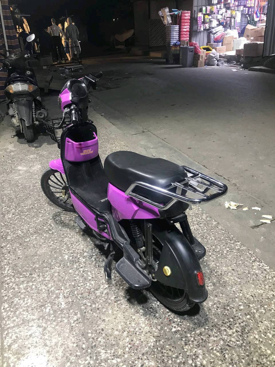 دراجه شحن للبيع 
اي استفسار عليهة اتصل عالرقم مو شراي لاتجي وتعبني 