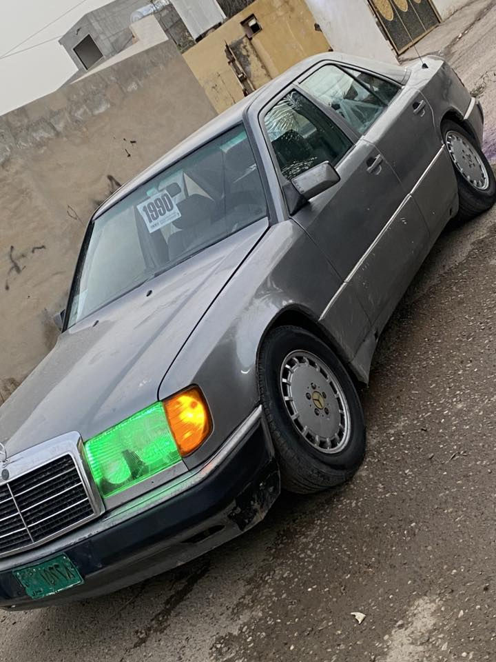 السلام عليكم 
مارسدس حجم 300محركً كير بلادي 4كير عادي سنتر لكً لايت زنون السياره حلوه احلا من الصور رقم نينوى فحص بيها اوراق كامله ابيعك بدون تحويل مكفوله من كلشي
للبيع او مراوس 
السعر ٢٤وبيها مجال 
الاستفسار ***********
مكان السياره الشرقاط
