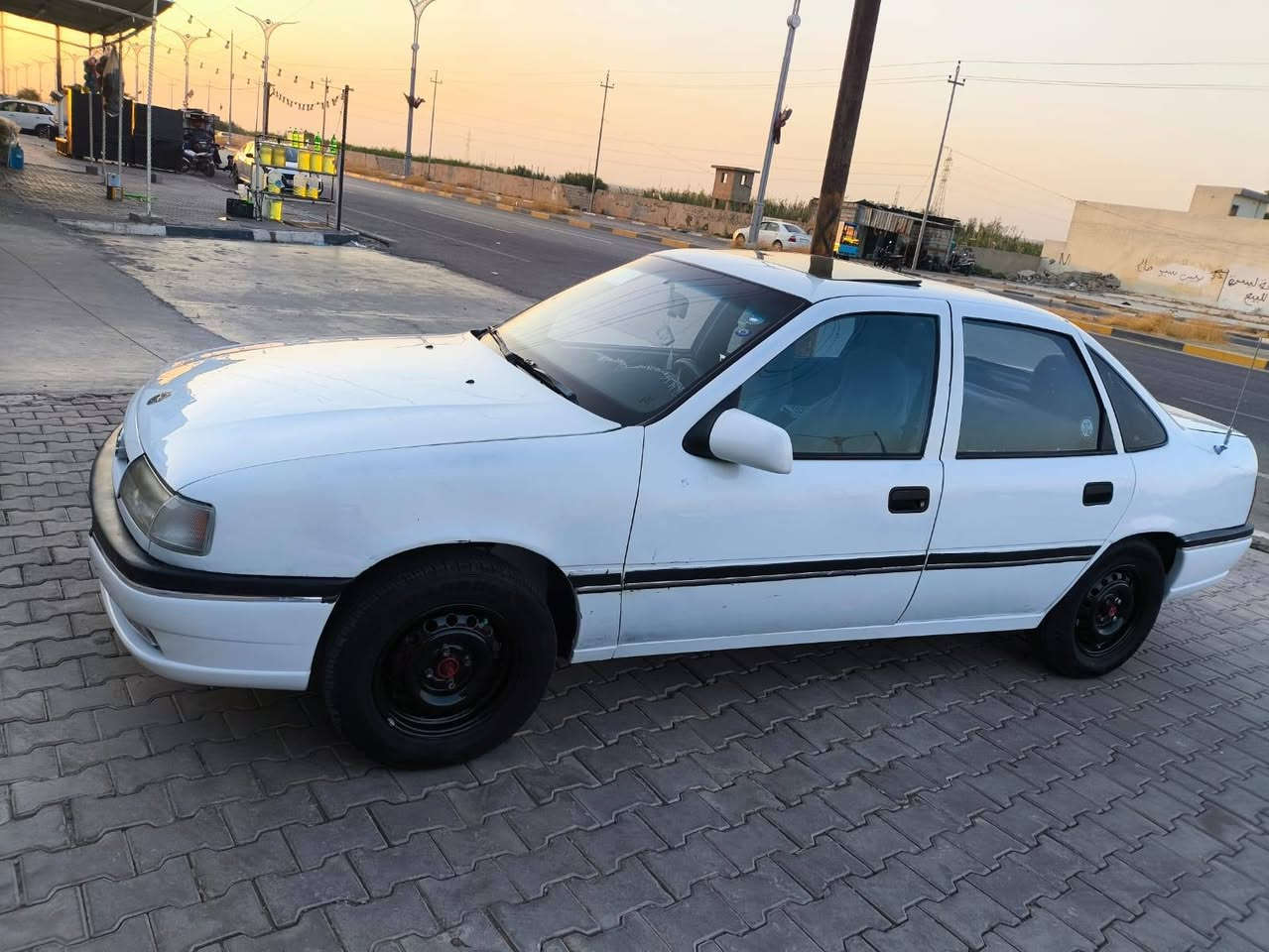 فكترا محرك ١٨ كير عادي سلايت لون ابيض موديل ١٩٩٢ صبغ بلادي بسمي شراي اتصل *********** كركوك, العراق
