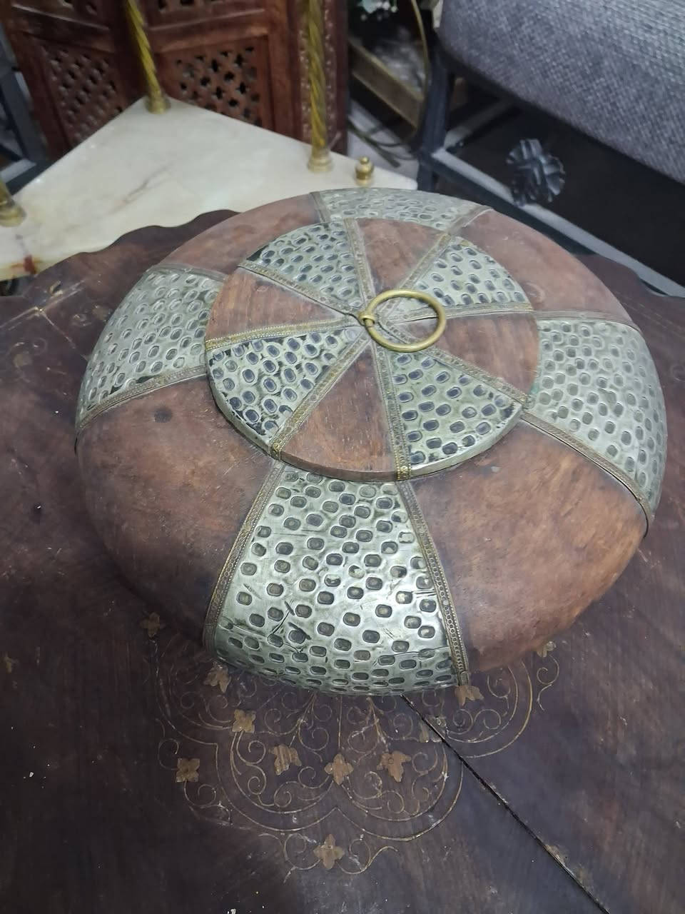 صندوق حفظ تراثي أنتيكا من الخشب والنحاس الأصلي بغطاء مزخرف ✨

كان يُستخدم قديماً لحفظ الخبز أو التمر والمؤونة المنزلية، ويُعتبر اليوم قطعة ديكور شرقي فخمة تضيف طابع تراثي مميز لأي مكان.

قطعة قديمة جميلة بحالة جيدة ومناسبة لهواة الأنتيك والاقتناء.
📩 السعر والاستفسار على الخاص


**إذا كنت صاحب هذا الإعلان وتريد حذفه لأي سبب، رجاءا أرسل رسالة إلى الدعم الفني**