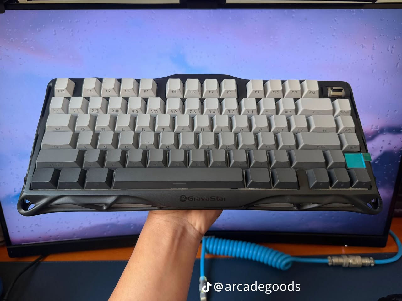 �🔥 عرض نااار لعشاق الألعاب 🔥🔥
🎮 GravaStar Mercury K1

كيبورد ميكانيكي فخم بتصميم مستقبلي يخطف الأنظار 😎
هيكل ألمنيوم قوي يعطيك متانة وأداء احترافي 💪

✨ أهم المميزات:
• حجم 75% مثالي ويوفر مساحة على المكتب 🖥️
• اتصال لاسلكي سريع وثابت بدون تقطيع 📡
• مفاتيح خطية ناعمة وسريعة – أفضل أداء للألعاب ⚡
• إضاءة RGB خرافية قابلة للتخصيص بالكامل 🌈

🚀 تجربة لعب احترافية + شكل رهيب على مكتبك

💰 السعر: ١٥٥ الف

🚚 متوفر توصيل لجميع محافظات العراق
📞 للحجز السريع: ***********
📲 واتساب
