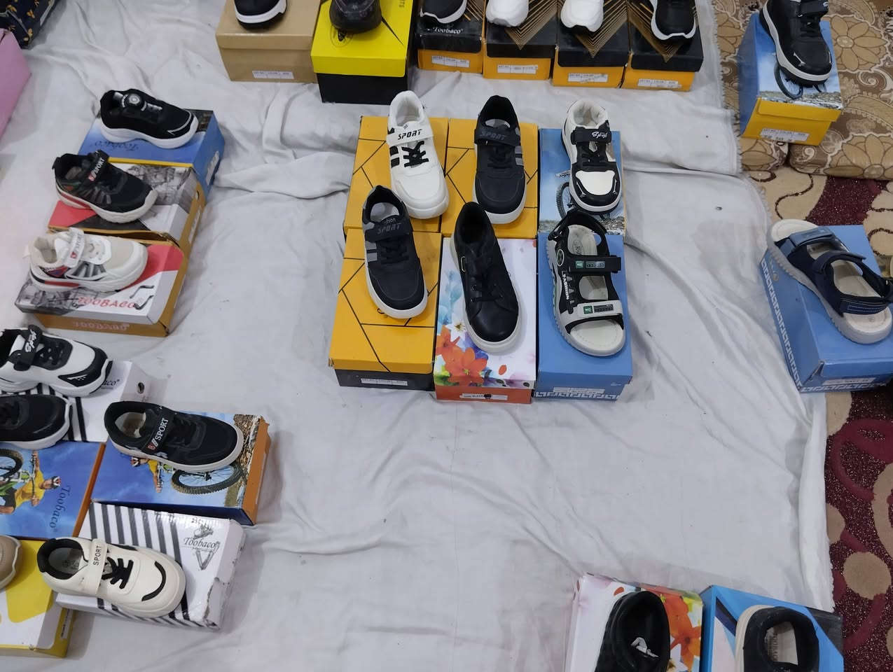 شلعة احذيه تعزيلة محل ٦٠قطعة قطعة ب ٤شلع رقم تلفون 
*********** او التريد تدخل خاص تحجز تخلي رقم الهاتف وعنوان بلظبط حتى يجيج المندوب تقيسين القطعه ب ٤قياسات باقيه من ٣٥ولجوه
