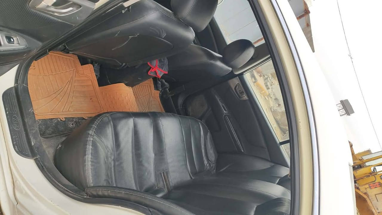 السلام عليكم سيارة اولتيمه 2009 مكينه كير مكفوله كهرباء مابيه نقص ظربه فقط الجاملغ الأمامي فقط مكفوله من العيب الشرعي امداور ثاني يوم سيارة جاهزه من كلشي) (اخوان اني مكلف بالنشر) هذا رقم صاحب السيارة *********** ذي قار الشطره
