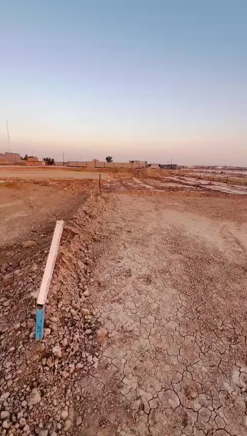 قطعه ارض للبيع المساحه 120متر متوفر مي اساله مدفونه وكامله قرب مطعم هنداس ***********
