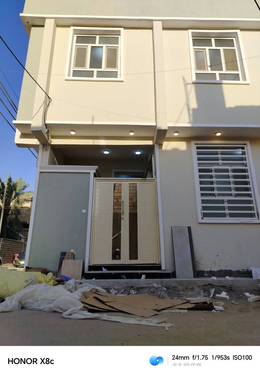 يالله ثلاث بيوت للبيع بحي الشهداء بشارع المحوله قرب جامعت العين كل بيت مساحته 80 متر مشي الجامعت العين على شارع 10 متر كل بيت طابقين كل بيت يتكون من أربع غرف نوم صالتين ومطبخ واستقبال أو صحيان لاستفسار واتساب ***********
