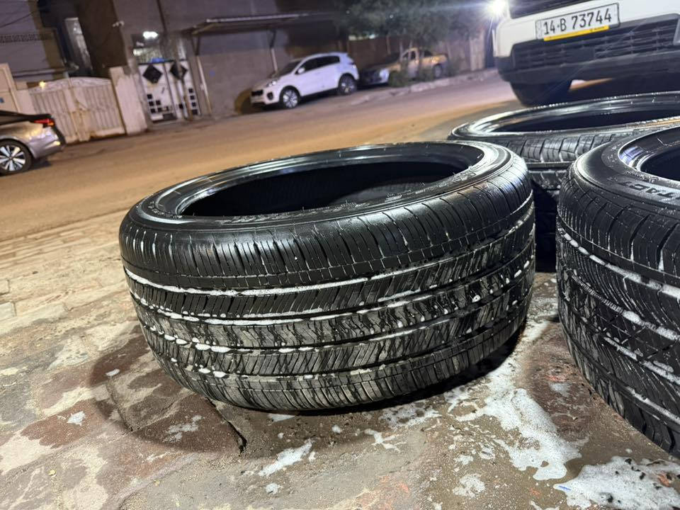 السلام عليكم ٣ تايرات للبيع ٢ كونتكتل 
مستخدم اخو الجديد 
قياس ٢٤٥/٤٠/١٩
عنواني بصره 
***********
