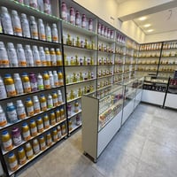 محل عطور مركزه  البيع بسعر مناسب  التواصل 07760602003