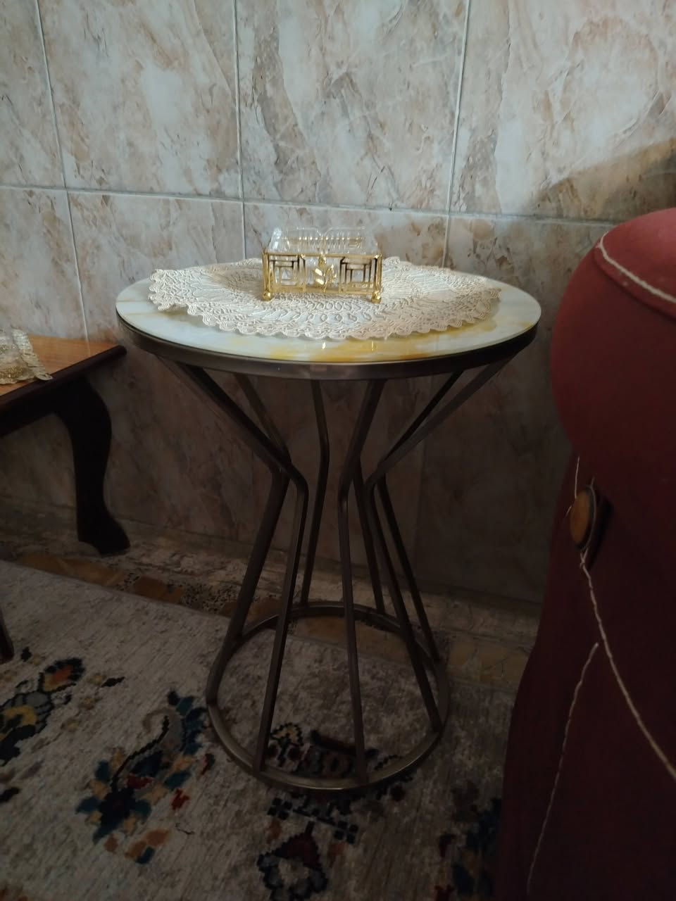 السلام عليكم اغراض  للبيع تخم تركي نظيف قنفتين كبار + 2 قنفه ام نفر + قنفه ام نفرين السعر 600 وبي مجال + طبلات عدد 3 السعر 150+ ميز بلازما  السعر 125 العنوان بغداد حي العامل قرب داىره الكهرباء  الرقم ***********
