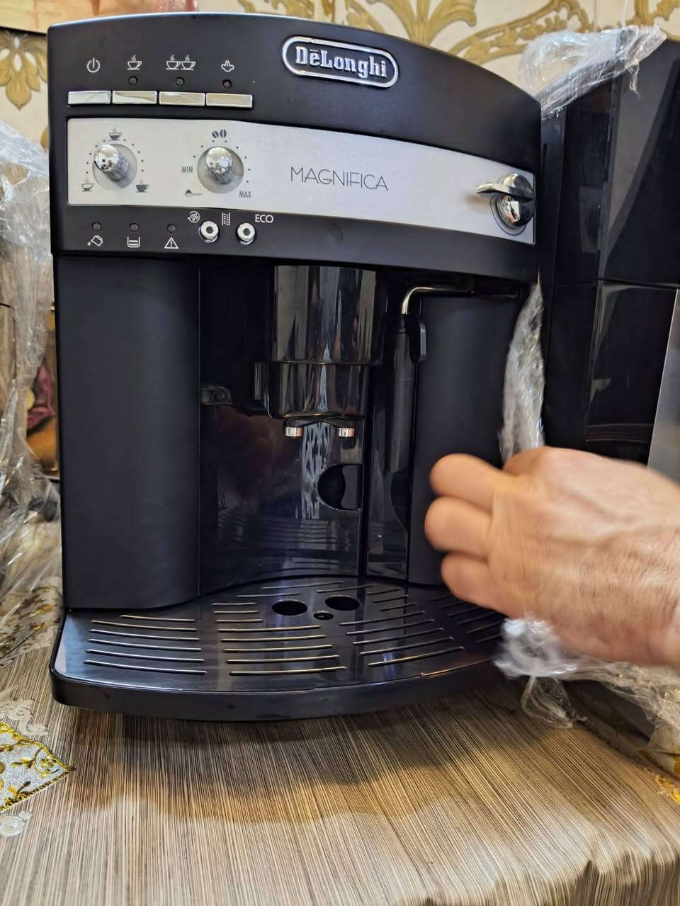 مكينة قهوة اوتوماتيك دولنجي مكنفيكا سعر250 الف وتوصيل مجاني.. ***********
