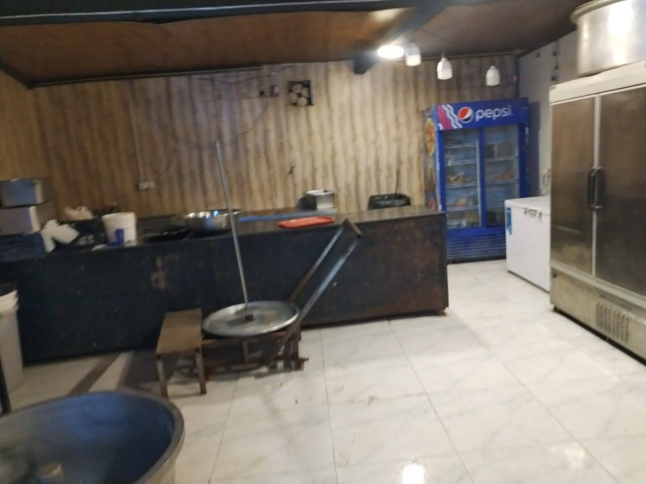 مطعم كامل متكامل لبيع لعدم التفرغ
المطعم شغال وخير من الله كامل من كلشي كلشي ماتشتري بس مسواك وتباشر المطعم حالين مفتح وخير من الله تجي تشوف بعينك المطعم كلشي يشتغل وغراض بي مال ٣ مطاعم غراض خير من الله 
العنوان بغداد العامرية شارع البصرة 
*********** واتساب موجود بي
