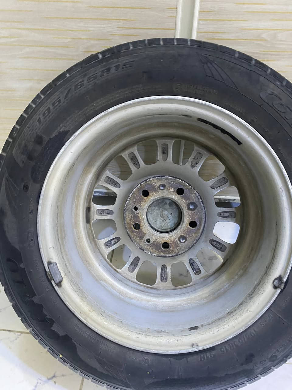 السلام عليكم 
تك صقر حجم 15 بدون تصليح تاير نص عمر 
السعر 40 ألف فقط 
مكاني بغداد الدوره 
***********
