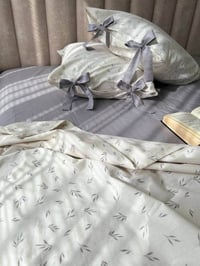 حسب الطلب • سرير