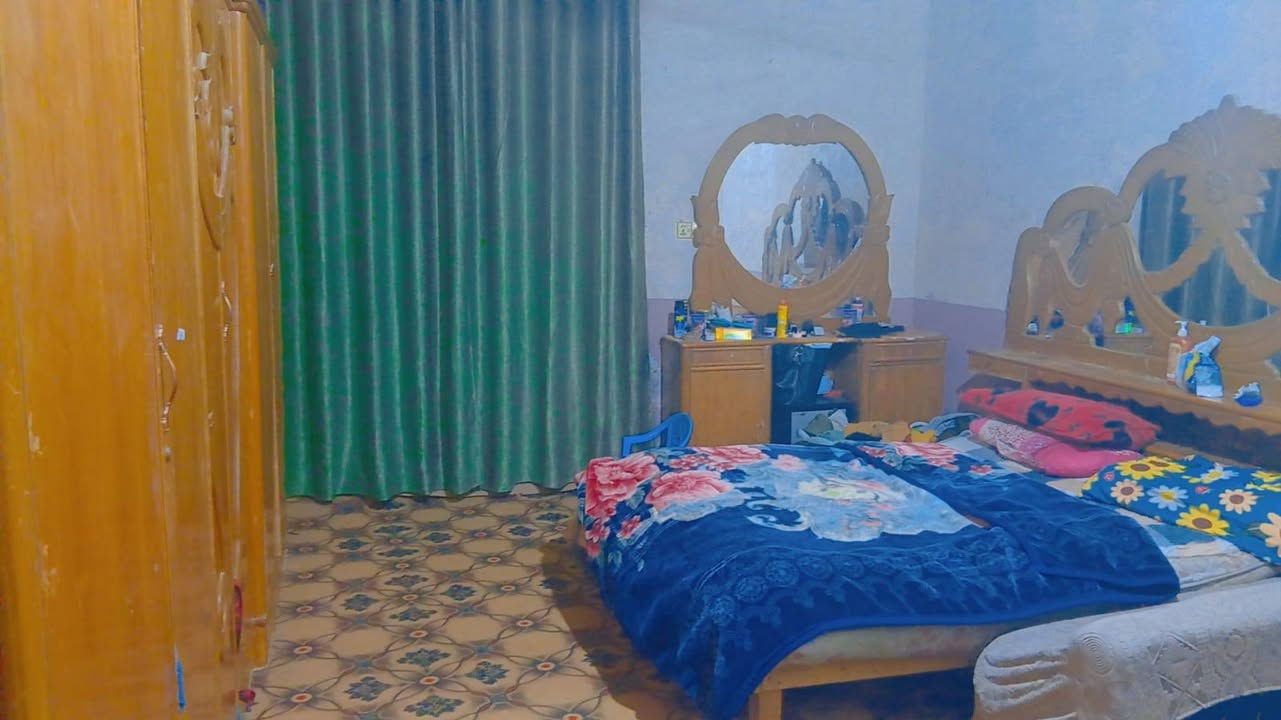 السلام عليكم ورحمة الله وبركاته دار للايجار قرب جامع ال شبل اول فرع على اليمن يحتوي عل 3 غرف نوم كبيرة المساحة 250 متر شارع 8 أمتار جيران خير من الله ويحتوي على صاله داخلية سبع أمتار مع حمام داخلي فقط ويوجد صحيات خارجيه ثلاث خزانات ماي سخان كهرباء جاهز ماي حار بارد مكان غسالة اوتوماتيك جاهز كل غرفة تحتوي على مكشوفة لتهوية الغرفة إضافة إلى وجود مبردات لكل غرفة يوجد انترينت من البرج مجاني لايحتاج إلى تفعيل للتفاصيل أكثر الاتصال على الرقم *********** السيد ابو مجتبى الحسيني
