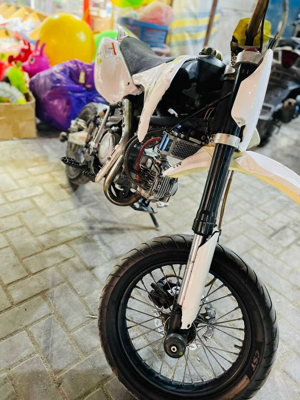 قفاز نضيفه وحلوه صوت رياضي قراضها كله متوفره ماتحتار بشي اله للبيع او مراوس حسب القناعه مكاني بصره تنومه ***********
