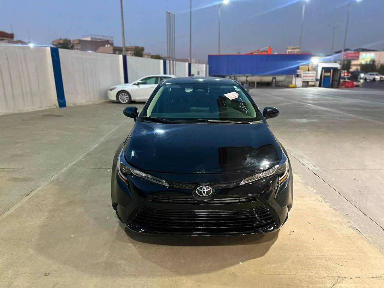 Toyota corolla 2024 LE
مواصفات 
شاشه 
كاميرة 
حساس 
و بعد بيها هواي مواصفات 
بس جاملغ امامي طرف سكن صبغ
بدون دواخل 
بدون ايرباك
سعر 130$ و بي مجال
رقم واتساب ؛***********
