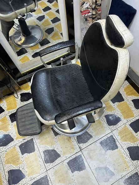 سلام عليكم 
كرسي حلاقه للبيع  اريدو شارع مستشفى القلب 
***********
