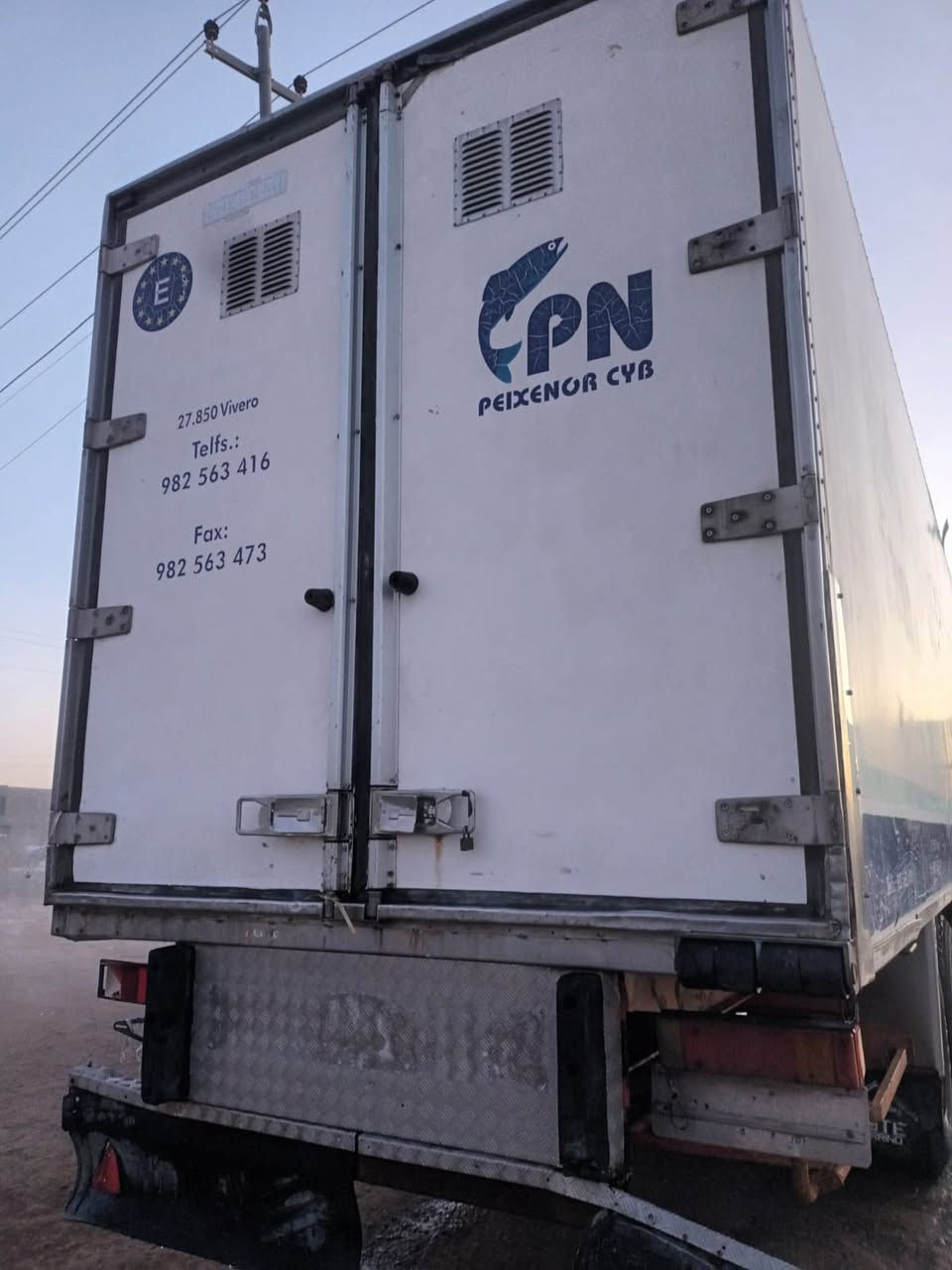 للبيع براد شيرو جهاز سي ام اكس ارتفاع 265سمك 7تايرات نص عمر باتري نص عمر موديل 2003سعر 125 مكان رمادي ***********
