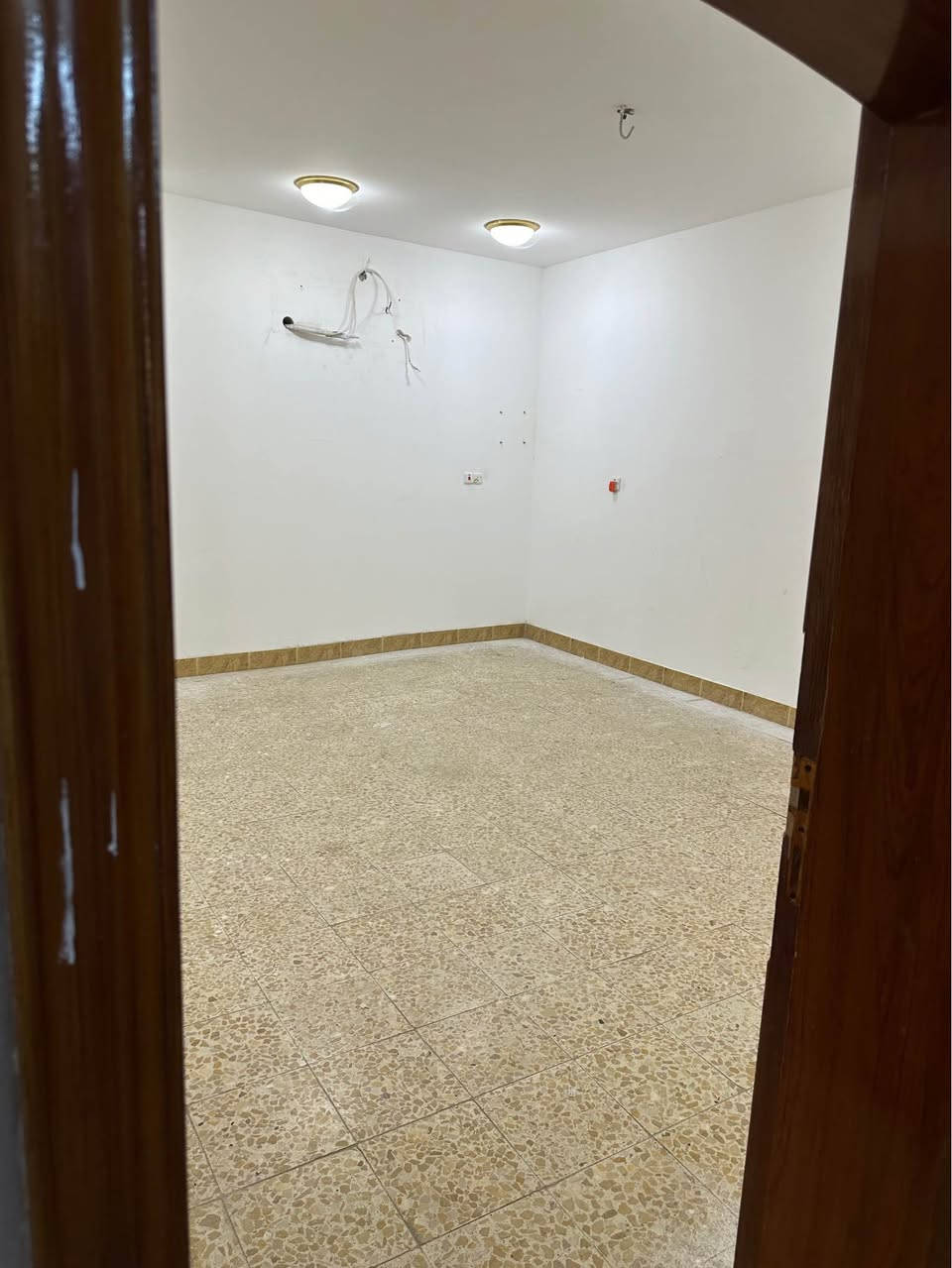 شقة للايجار في حي الحسين طابق ثاني باب وحدها معزول متكونه من غرفتين وصاله ومطبخ ومجمع للصحيات مكانها اول فرع بعد تقاطع حي الموظفين 
للاتصال والاستفسار
0781642006
*********** كربلاء, العراق
