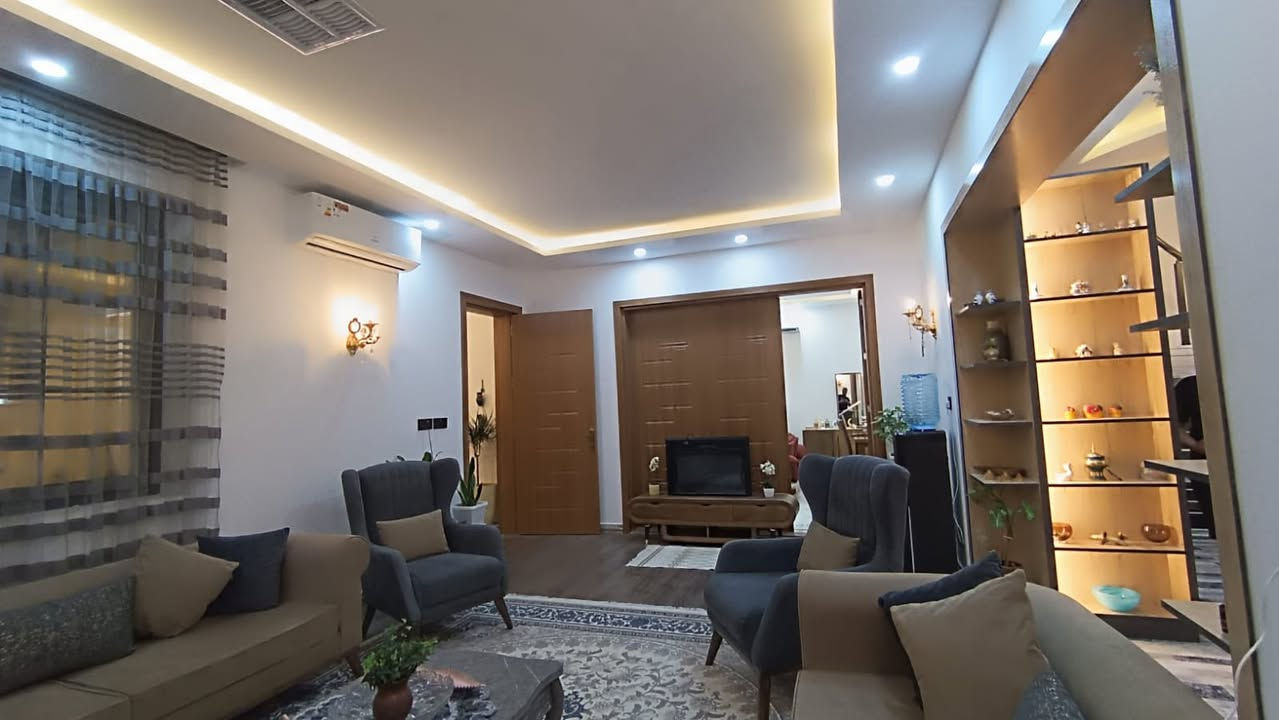 بيت للبيع مؤثث بالكامل
الموقع :اربيل
 في مجمع مارينا 
المساحة:351 m
 يتكون من:
♦️4 غرف 
♦️صالة
♦️استقبال
♦️مطبخ 
♦️حديقة،كراج
♦️صحيات
للاستفسار التواصل خاص او واتساب:
***********
***********
