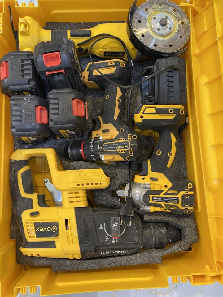 عده شحن كامله 
دريلات شحن لقمه وبراغي وتثقيب وكوسره مع الملحقات  كاملة 
تواصل مع الرقم ***********
