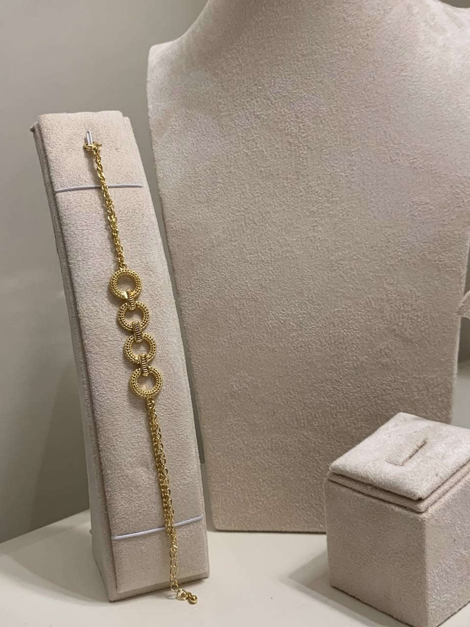 بنات ذهب اصلي خليجي ضمان سنه مايكشف وانطي ضمان واني مطمأنه دخلو وشوفو الحلويات 😍 
اي شي يعجبكم سكرنو ودزوليا خاص 
ملاحضه اني من بغداد وعندي توصيل بسمايه كلش سهله 💕


**إذا كنت صاحب هذا الإعلان وتريد حذفه لأي سبب، رجاءا أرسل رسالة إلى الدعم الفني**