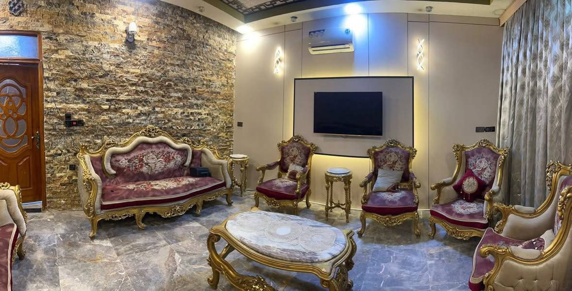 مساحة 120م
غرفتين وصالة واستقبال وحمامين ومطبخ اثاث درجة اولى 
سعر 1800$
***********
