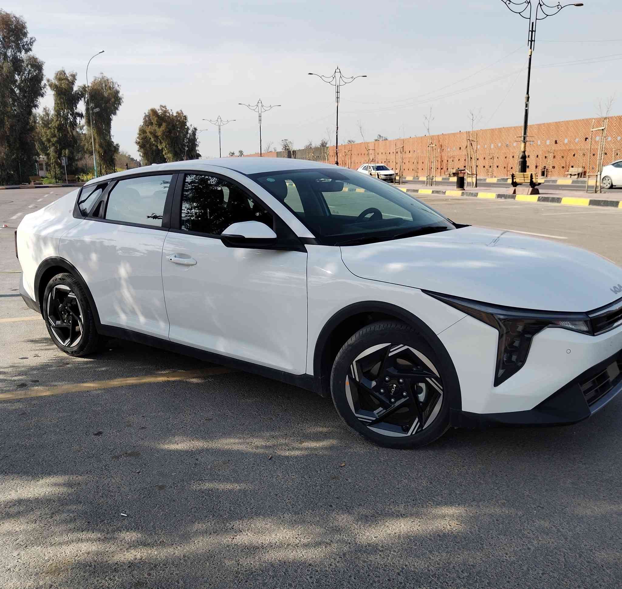 كيا K4 موديل 2025 خليجية بدون ضرر 
ضمان شركة كيا الدولية 5 سنوات مع تبديلات دهن مجانية
السيارة فول مواصفات عدا البانوراما مكفولة ماشية 1000 فقط بعدها زيرو
رقم نينوى الجديد تحويل مباشر
مواصفاتها
محرك 2000 دوش كير At، حساسات امامي خلفية، لايت عدسات led، تشغيل بصمة، تشغيل عن بعد، كروز سرعة، شاشة متصلة، تبريد قطعتين، داخل جوزي مميز، شاحن وايرليس، اوتو هولد، دشبول ديجيتال، ويل R17،  اندرويد اوتو، gps، تحكمات ستيرن جهتين، مري شفط، الخ

سعرها 189 ورقة وبيها مجال
للتواصل
***********
