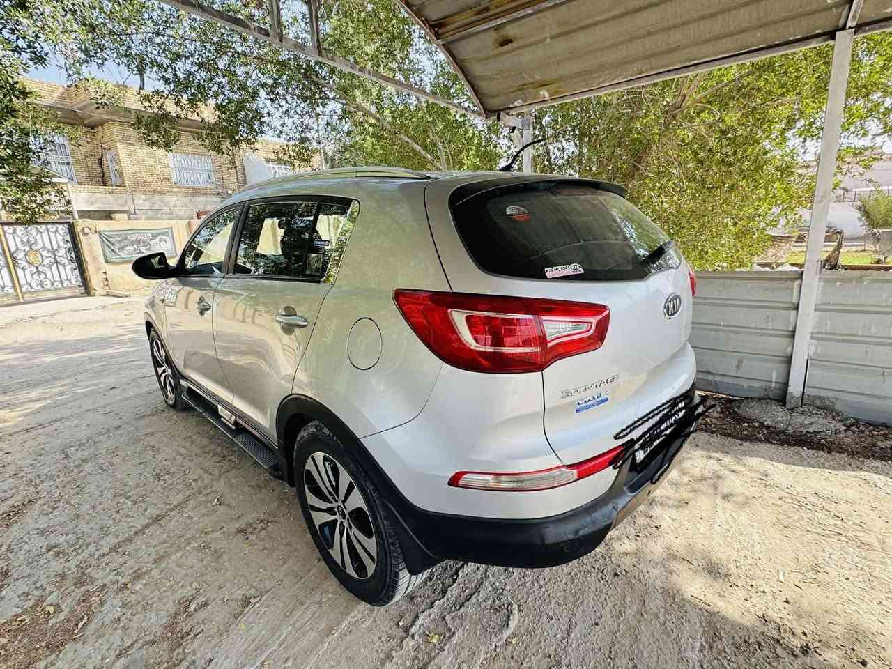 السلام عليكم،
معروض للبيع سبورتج 2012 رقم سليمانية (دولي).
 • الهيكل الخارجي: خالٍ من الحوادث والصبغ.
 • الكهربائيات: شرط بلادي ، كل شيء أصلي وما بيها لا تيب ولا چطل.
 • المحرّك: بيه صوت چكچة خفيفة، صار أكثر من 6 أشهر على هالوضع بدون أي نقص بالزيت ولا ضعف بالعزم، والسيارة طبيعية جدًا ومستقرة.
 • عداد الكيلومترات: 206,000 كم.

📍 مكان السيارة: الديوانية / حي الجزائر
📞 للاتصال: ***********
السعر ١٣٩$
