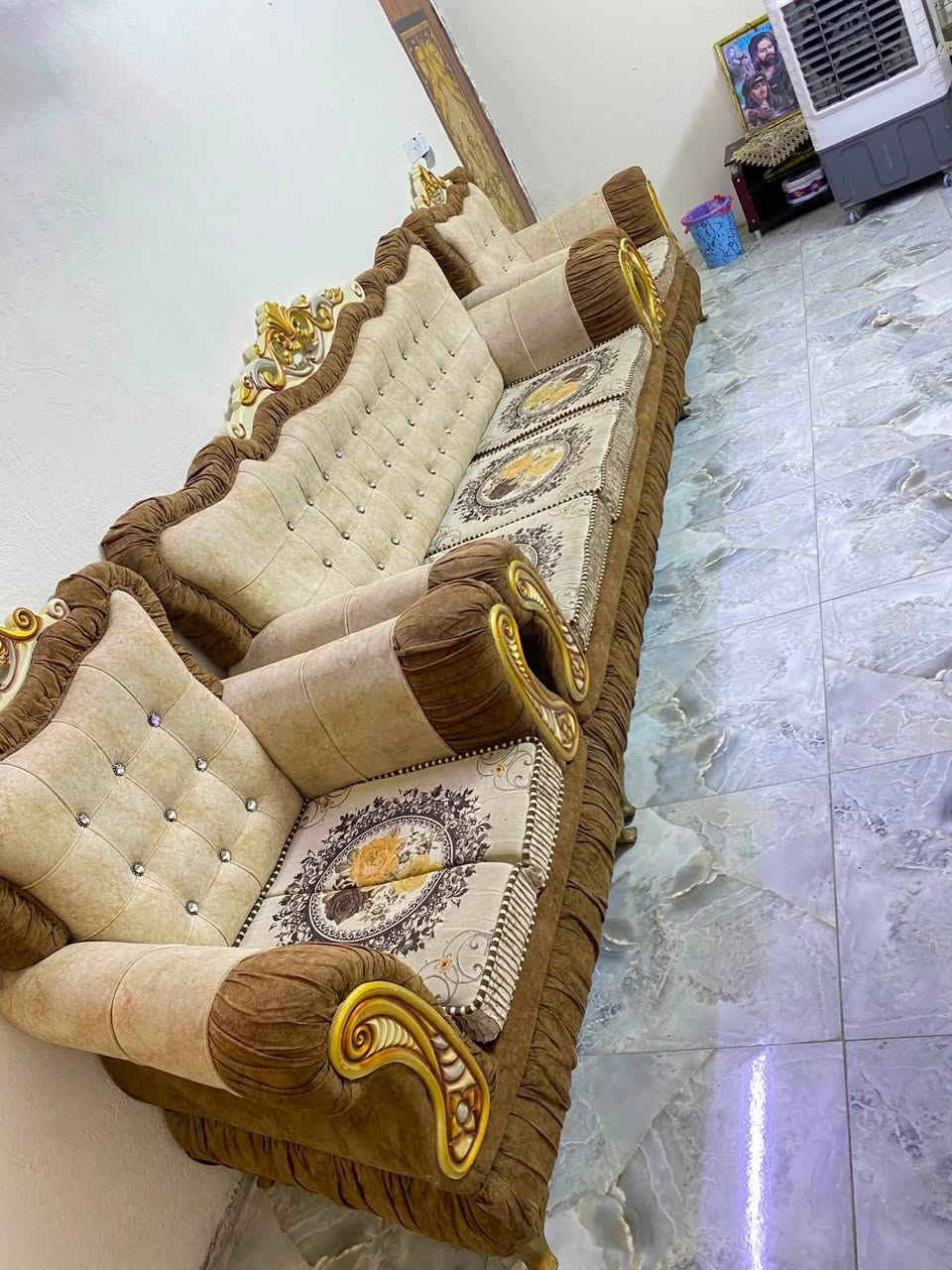 سلام عليكم تخم ملكي 5قطع 10مقاعد نضيف نضيف ما متعوب خشب مالته قوي كلش مقاعد ماته كوشات يعني ينشالن ينغسلن ويرجعن نضيف مستعجل علا بيعته 400وبي مجال اتصال ***********اكو واتساب
