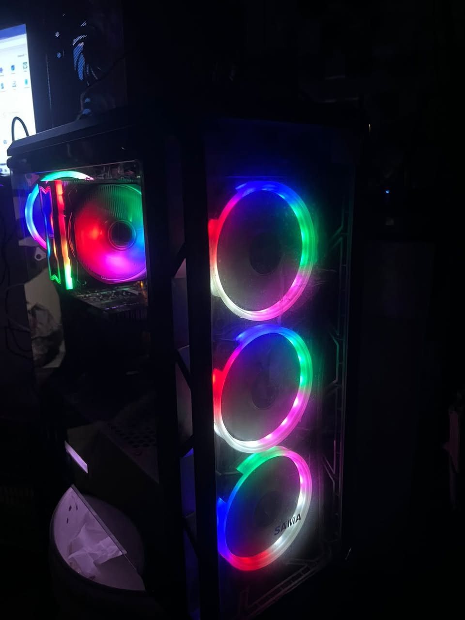 🔹 كيس + شاشة للبيع بحالة نظيفة جداً

المواصفات:
 • المعالج: Ryzen 5 3500
 • كارت الشاشة: GTX 1650
 • المذربورد: B450
 • الرامات: 16GB Corsair
 • التخزين: SSD 128GB + HDD 1TB
 • الباور سبلاي: 500W RGB
 • النظام: Windows 11 Pro مفعل

🖥 الشاشة:
‏ASUS 27 بوصة – 144Hz
(بيها صبغ بسيط بالكفر الخارجي فقط)

✔️ الجهاز نظيف ومفول وجاهز للاستخدام والألعاب.

💰 السعر 550
📞***********
