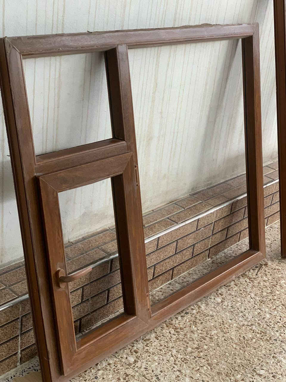 للبيع بسعر مناسب قيم واخذ شبابيك عدد 2 شراي تعال *********** وتساب
