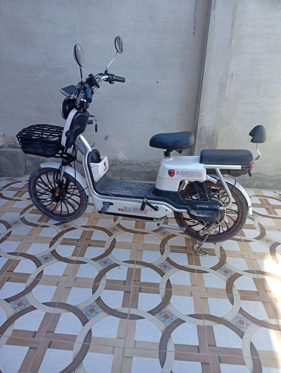 سلام عليكم ماطور شحن للبيع سعر 400 رقم تلفون ***********
