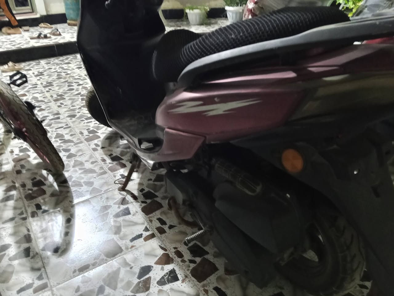 السلام وعليكم دراجه سكنس نضيفه بيها شويه نقوصات باتري وجوزه ولكفر الي واضح بل صوره دراجه  مجفته غراض اصليه الدراجه ناعمه كلش ومتروكه دراجه تعجبك السعر قفل 300. ***********
