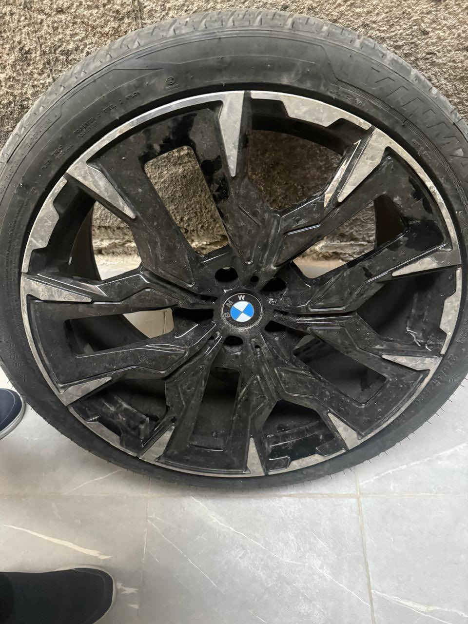 تايرات BMW 2024  مع ويل كب حجم 20  حديث استخدام شهر واحد فقط للبيع السعر 700$    الإتصال على الرقم ***********
