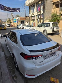 كورلا للبيع موديل ٢٠٢٤ السياره ماشيه ٢٧الف  مكفوله بيه شخوط بسيطه بلدع...