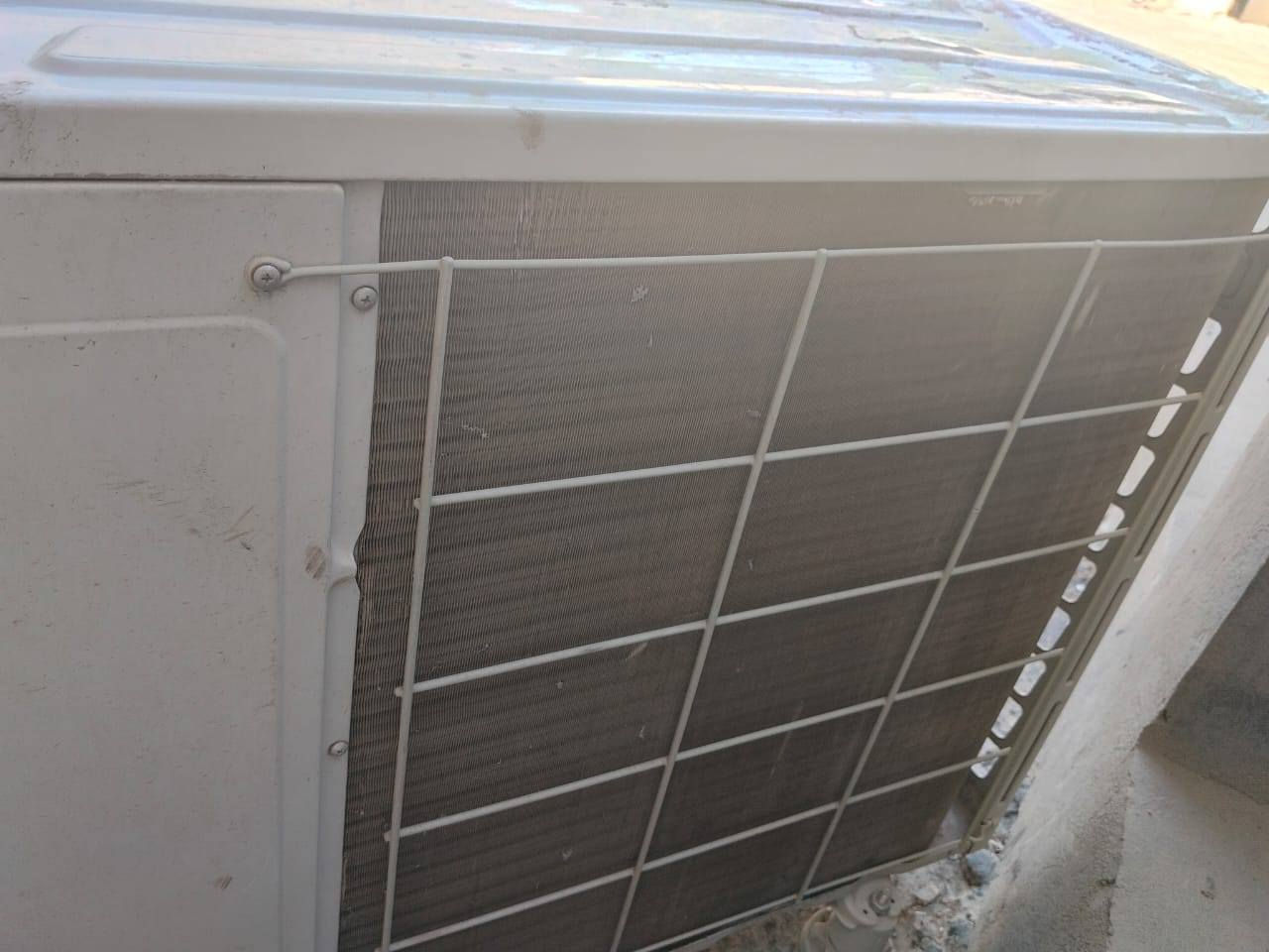 السلام عليكم
للبيع سبلت طنين شغال تبريد ثلج و الغاز موجود 
مع بواري 7 ونص متر 
حالياً السبلت مفتوح 
و تخم 11 مقعد نظيف كلش ، مابيه اي ضرر
بقية مقاعدة قطعتين ممصورة لان مكان ميكفي 
مكاني بغداد الزعفرانية شارع الكهرباء
***********
