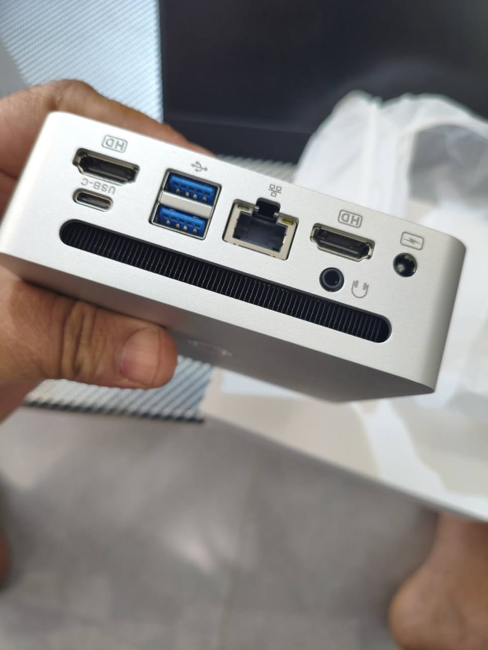ميني بيسي (Mini PC) بمواصفات ممتازة 
​  من شركة GenMachine 
​ المواصفات 
​المعالج: AMD Ryzen 3 4300U (أداء ممتاز بـ 4 أنوية وكفاءة عالية).
​الرام: 16GB (تمت إضافة الرام لضمان سرعة فائقة في التصفح والبرامج).وندوز 11
​التخزين: 500GB SSD 
​الجرافيك: AMD Radeon™ Graphics (يدعم تشغيل الفيديو بدقة عالية 4K).
​المنافذ: يحتوي على منافذ HDMI مزدوجة، منفذ Type-C،


**إذا كنت صاحب هذا الإعلان وتريد حذفه لأي سبب، رجاءا أرسل رسالة إلى الدعم الفني**