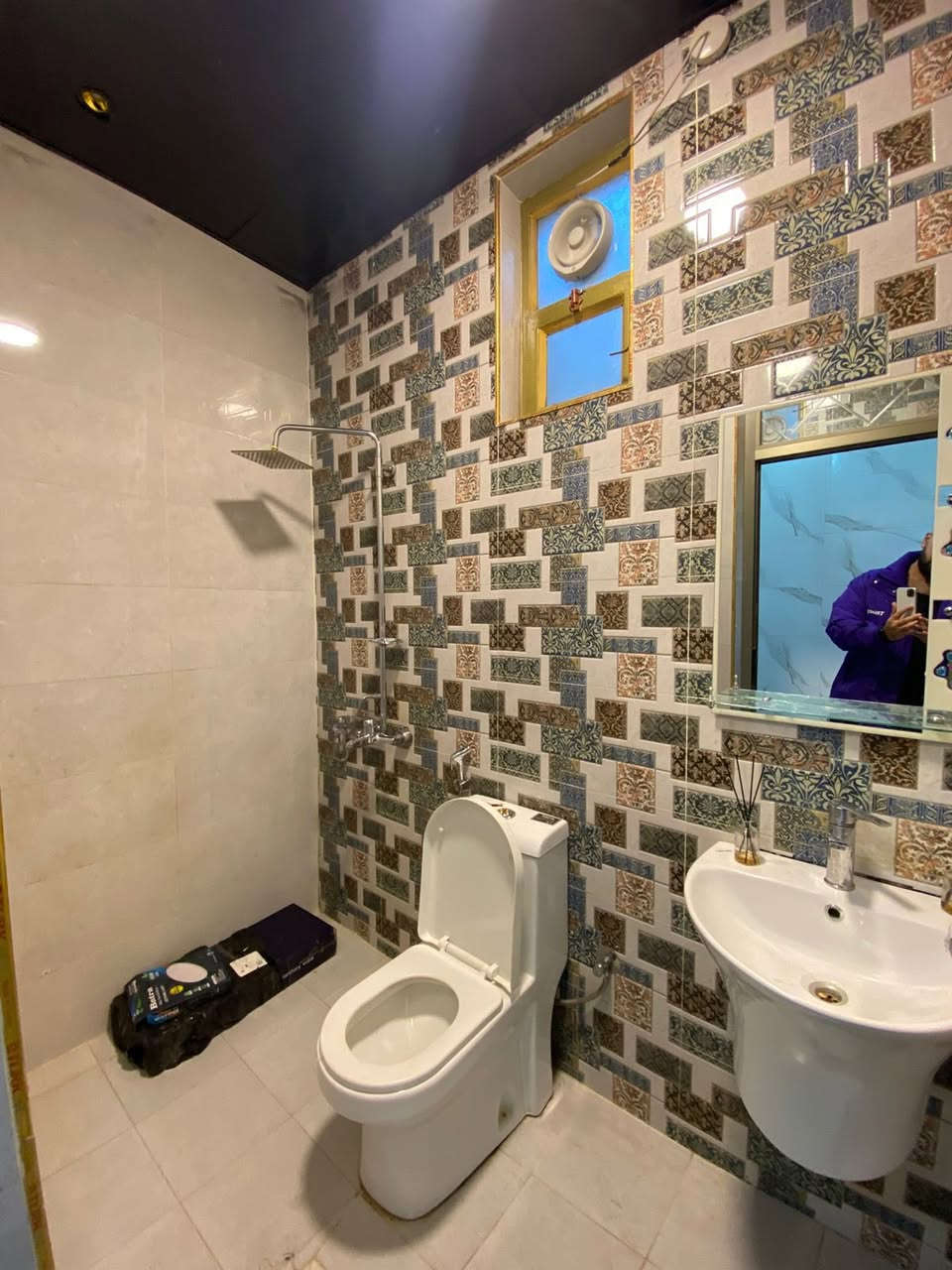 #للأيـــجار_في_الســـيدية
شقة جديدة ديلوكس طابق ثاني تحتوي على غرفتين نوم وحدة سويت وصالة ومطبخ وخدمات عدد اثنين بنايه مزوده بنظام سكيورتي وعامل خدمه ايجار 700 الف قفل 

📍الاقتصاديين قرب شارع 40

بأمكانك عرض عقارك عندنا 
زبائننا الكرام نستقبل كافة عروضكم وطلباتكم

للاستفسار يرجى الاتصال على الرقم 
*********** 

او زيارة مكتب القيسي للعقار والأعمار
عنوان المكتب
#السيديه_شارع_المركز_مقابل_التفاح_الاخضر
